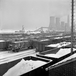 159805 Gezicht op het besneeuwde emplacement van de N.S. te Heerlen met rechts op de achtergrond de koeltorens van de ...